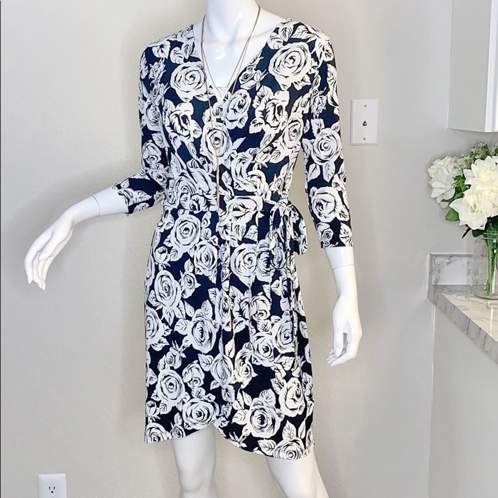 BEAUTIFUL BLACK & WHITE FLORAL WRAP DRESS!